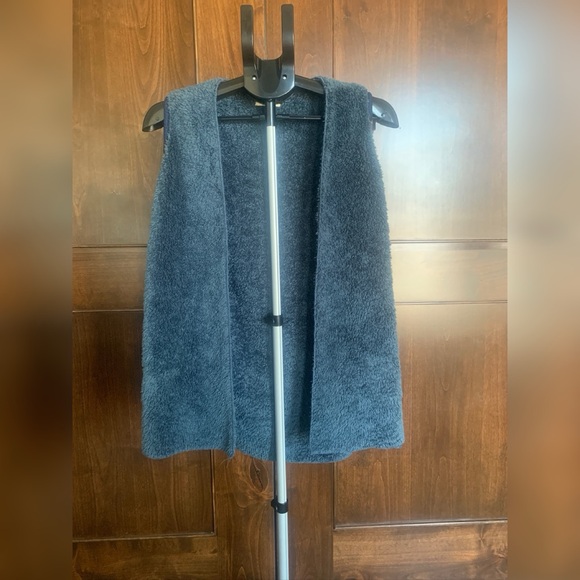 ODDY Jackets & Blazers - ODDY Blue and Gray Sleeveless Floral Pattern Vest Faux Fur